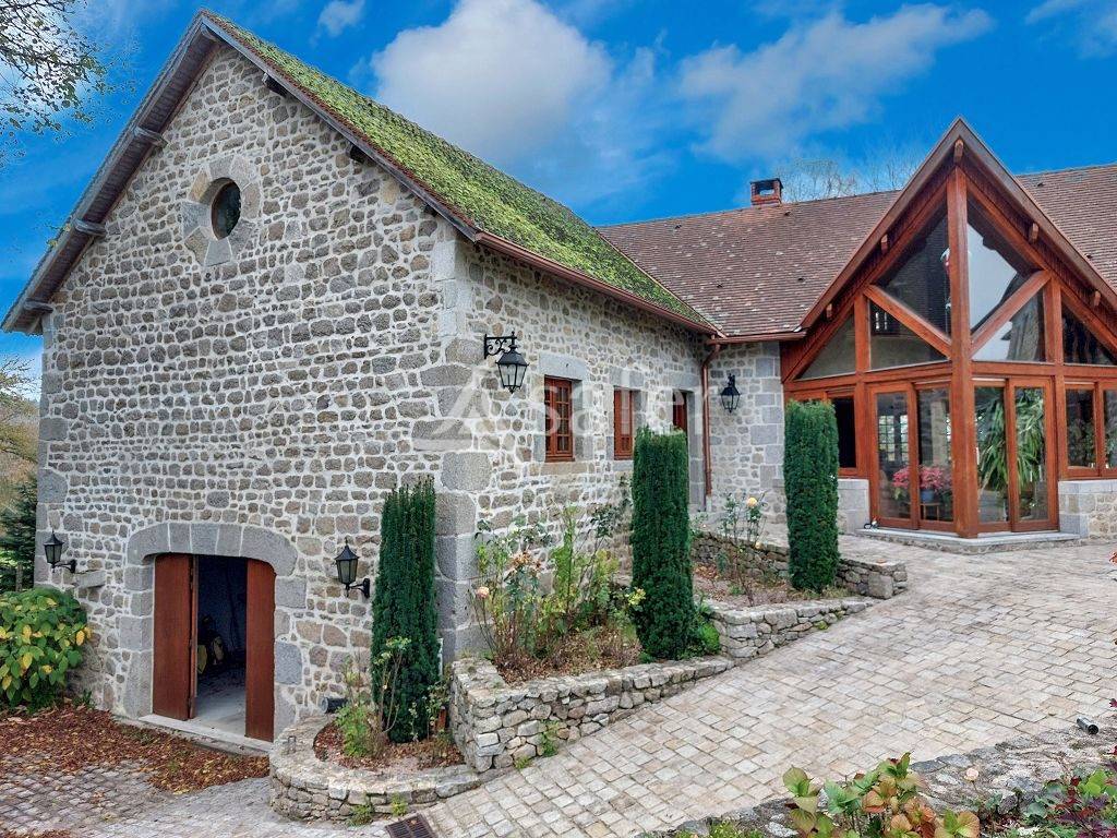 Propriété de caractère sur environ 3ha attenants.