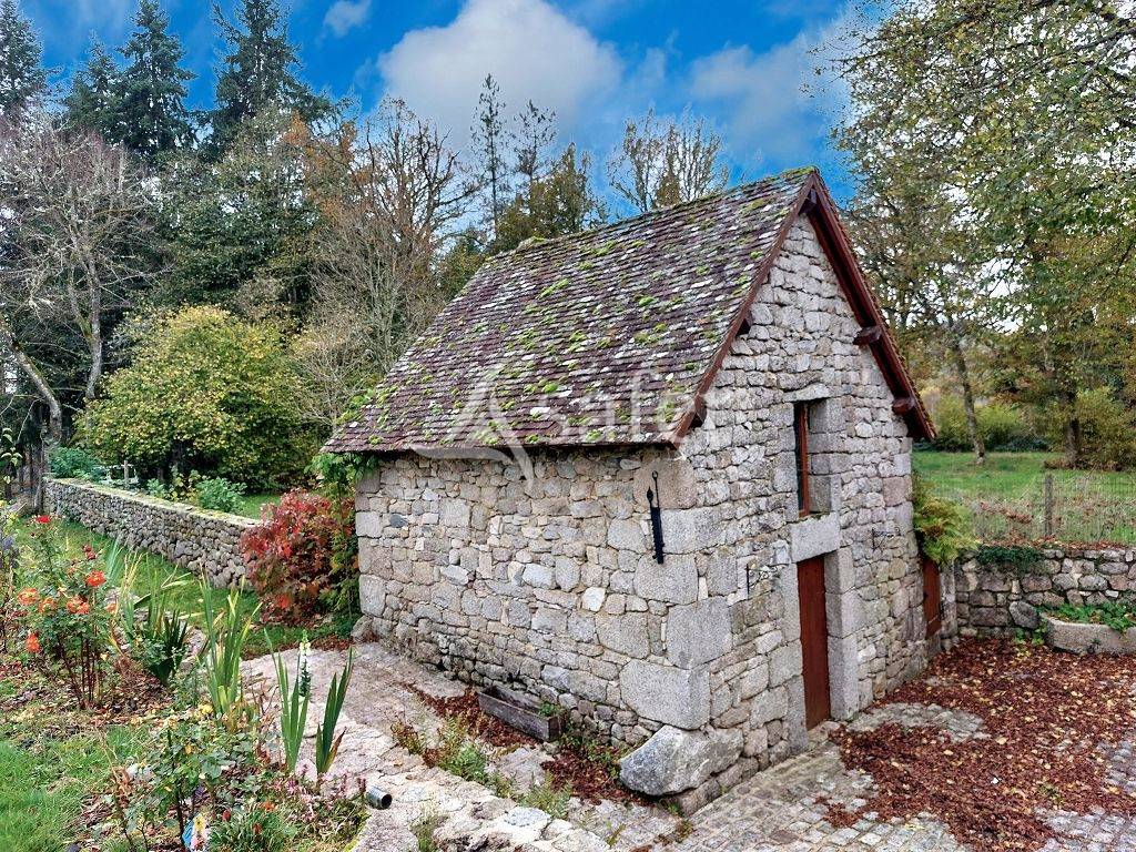 Propriété de caractère sur environ 3ha attenants.