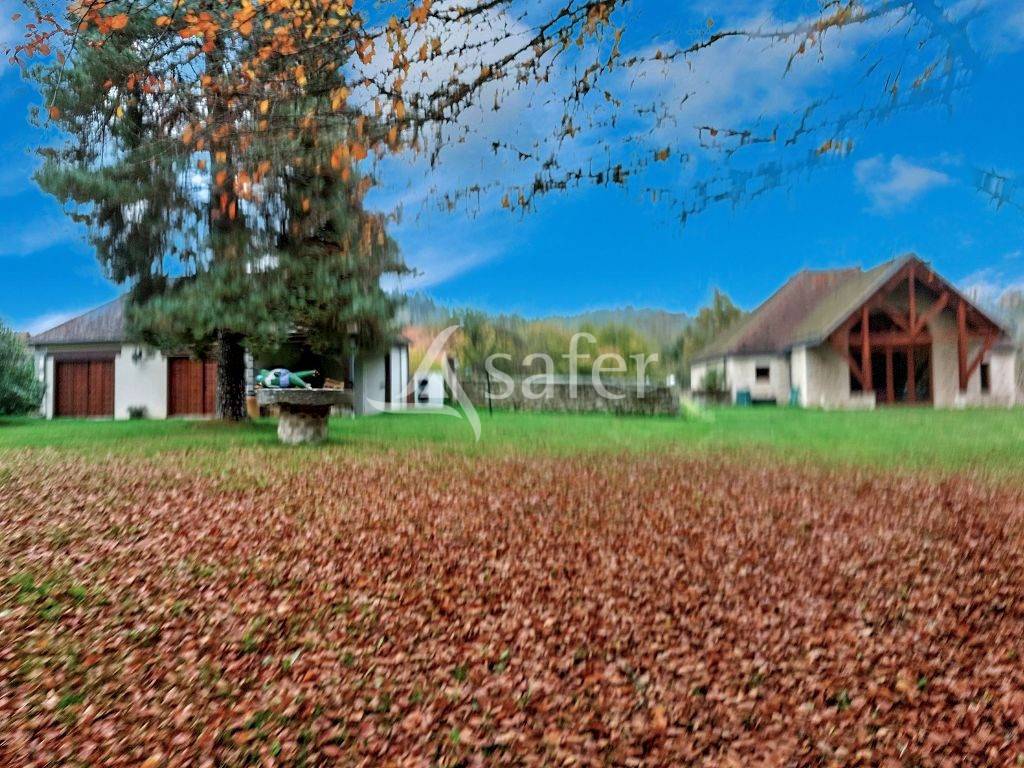 Propriété de caractère sur environ 3ha attenants.