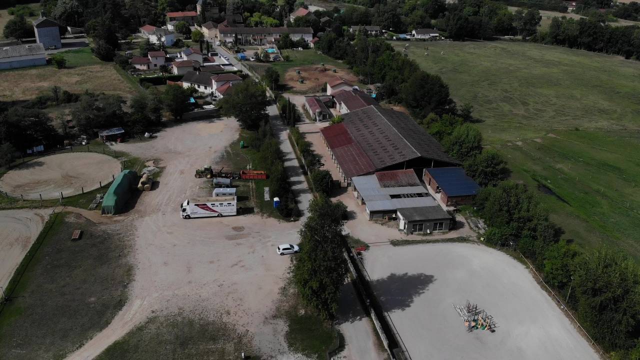 ETABLISSEMENT EQUESTRE EN ACTIVITE 25 HA PROCHE LYON