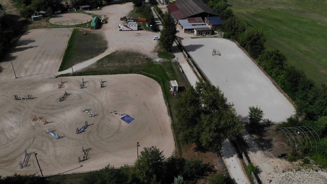 ETABLISSEMENT EQUESTRE EN ACTIVITE 25 HA PROCHE LYON