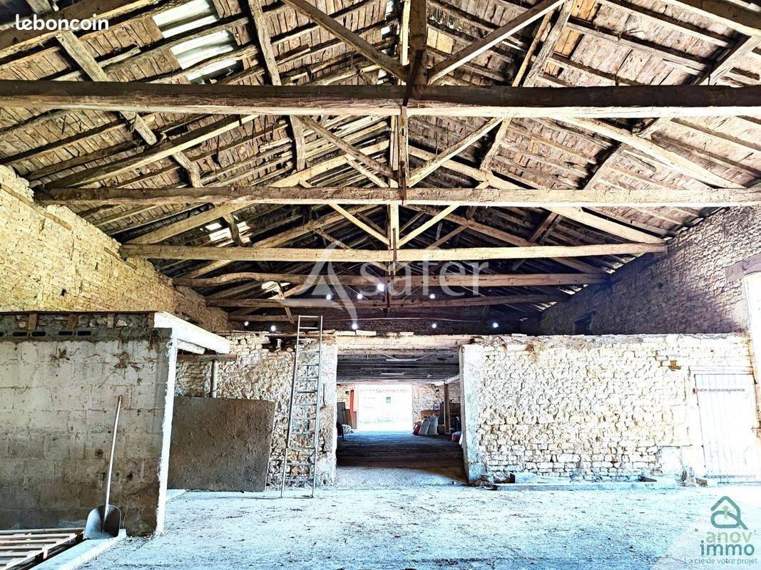 Grange en pierre avec environ 4 ha