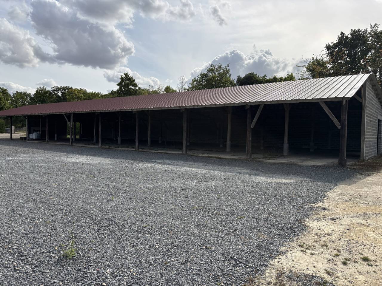 HARAS /PROPRIÉTÉ  11HA IDEALEMENT SITUÉ  CREVECOEUR 