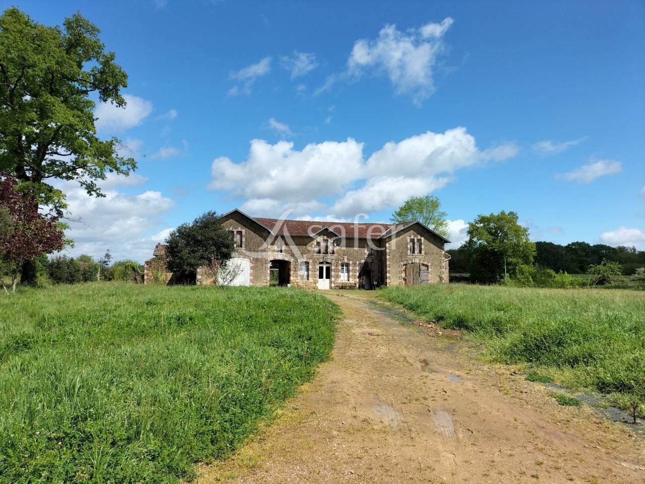 Château du XIXème siècle en Vendée avec 56.5 hectares, dépe