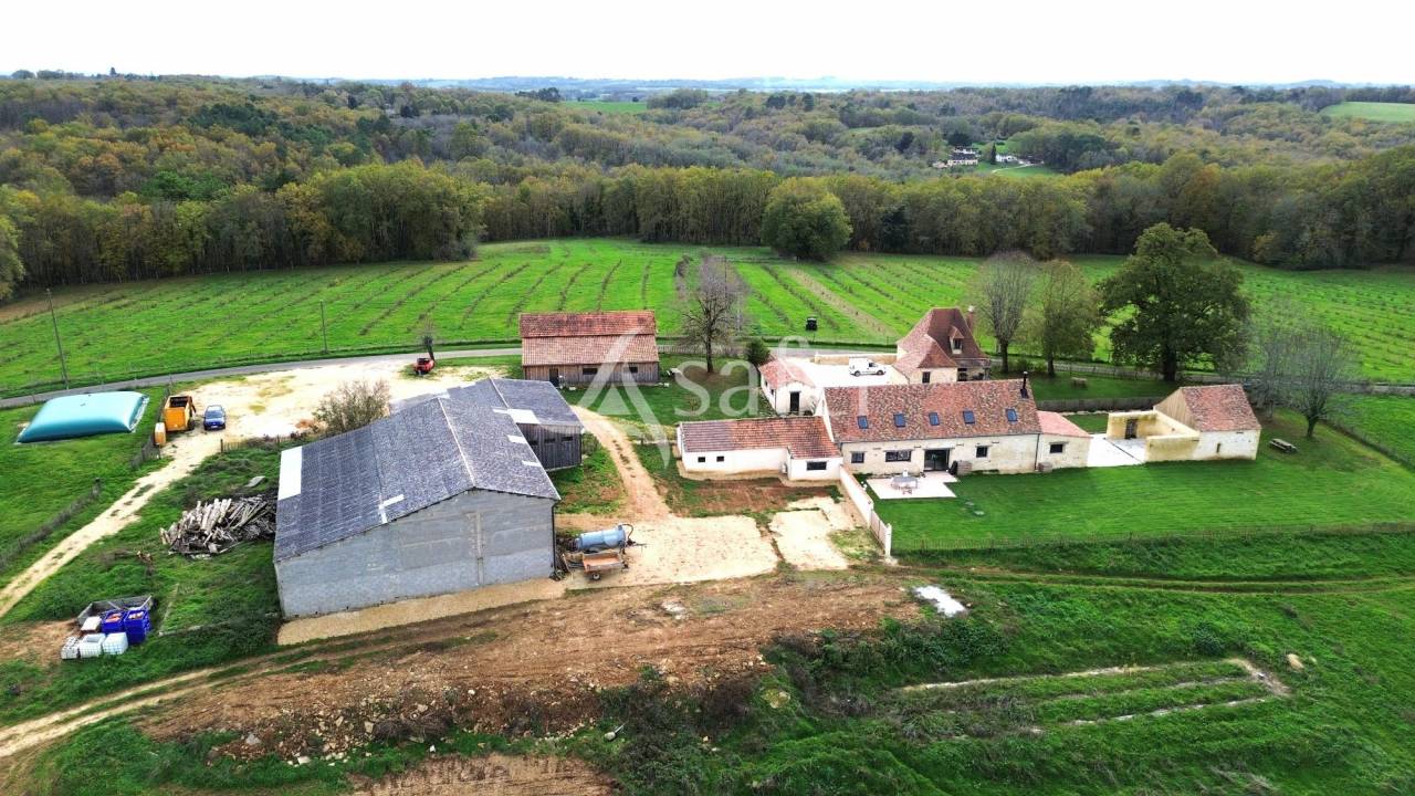 Belle propriété bâtie sur 17ha avec gîtes et verger, proche