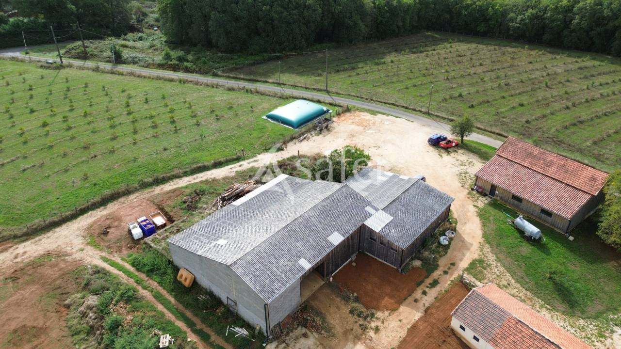 Belle propriété bâtie sur 17ha avec gîtes et verger, proche