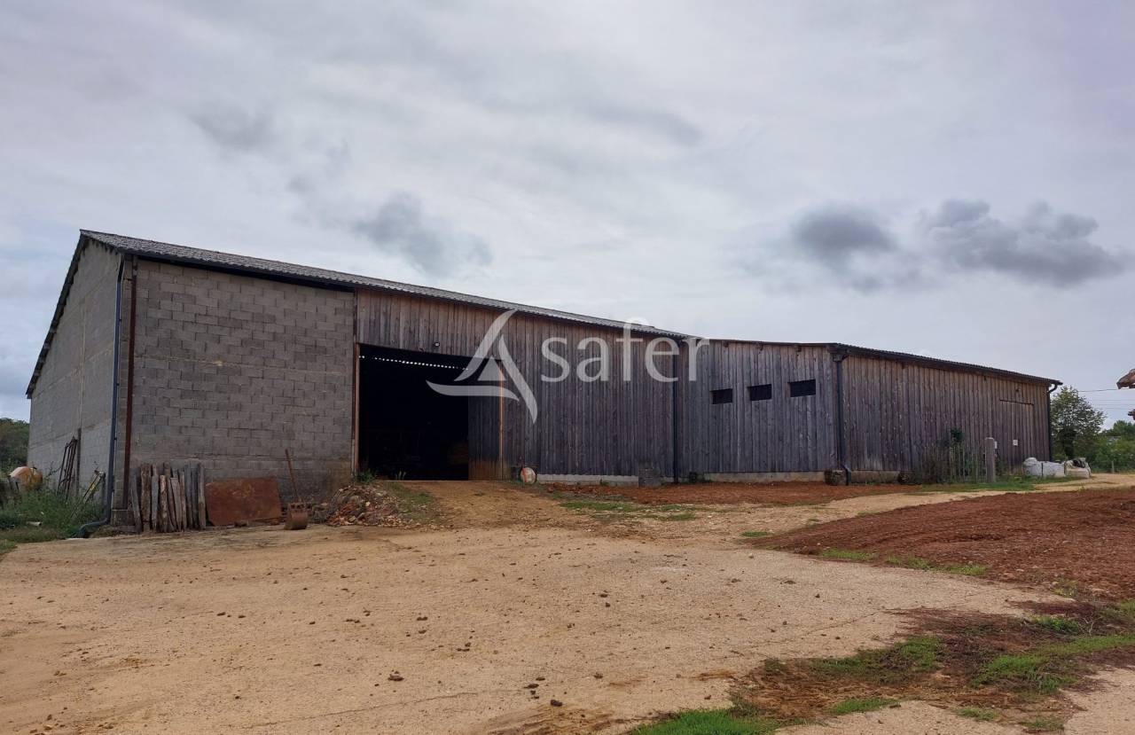 Belle propriété bâtie sur 17ha avec gîtes et verger, proche