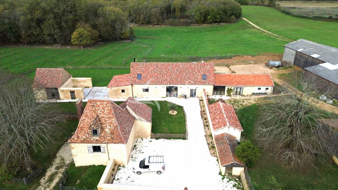 Belle propriété bâtie sur 17ha avec gîtes et verger, proche