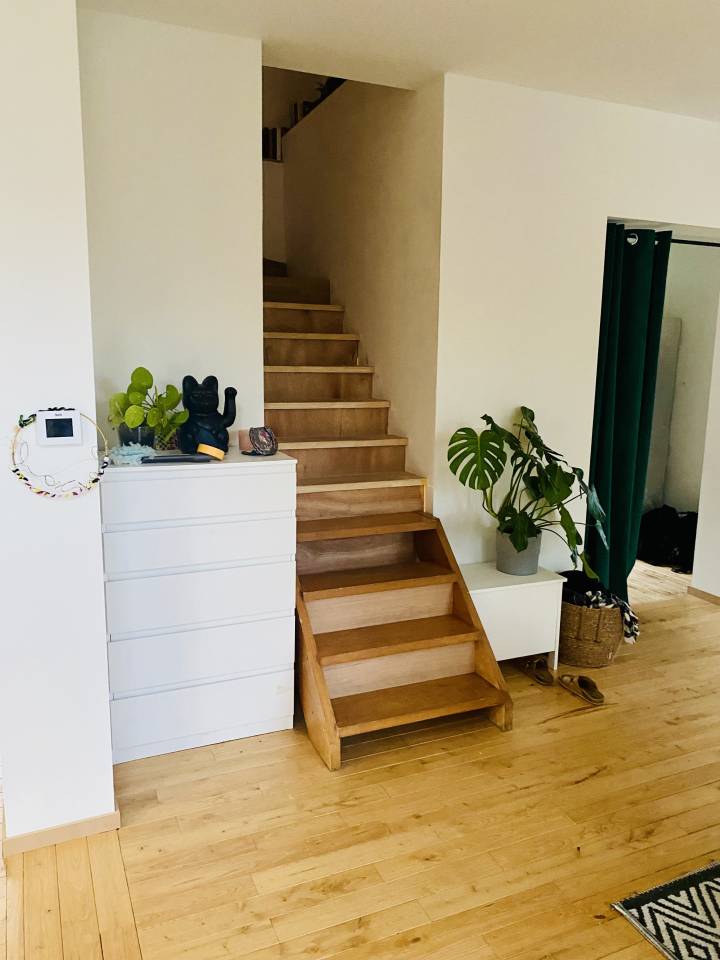 Fermette sur 88 Ares, boxes, paddock et prairie.