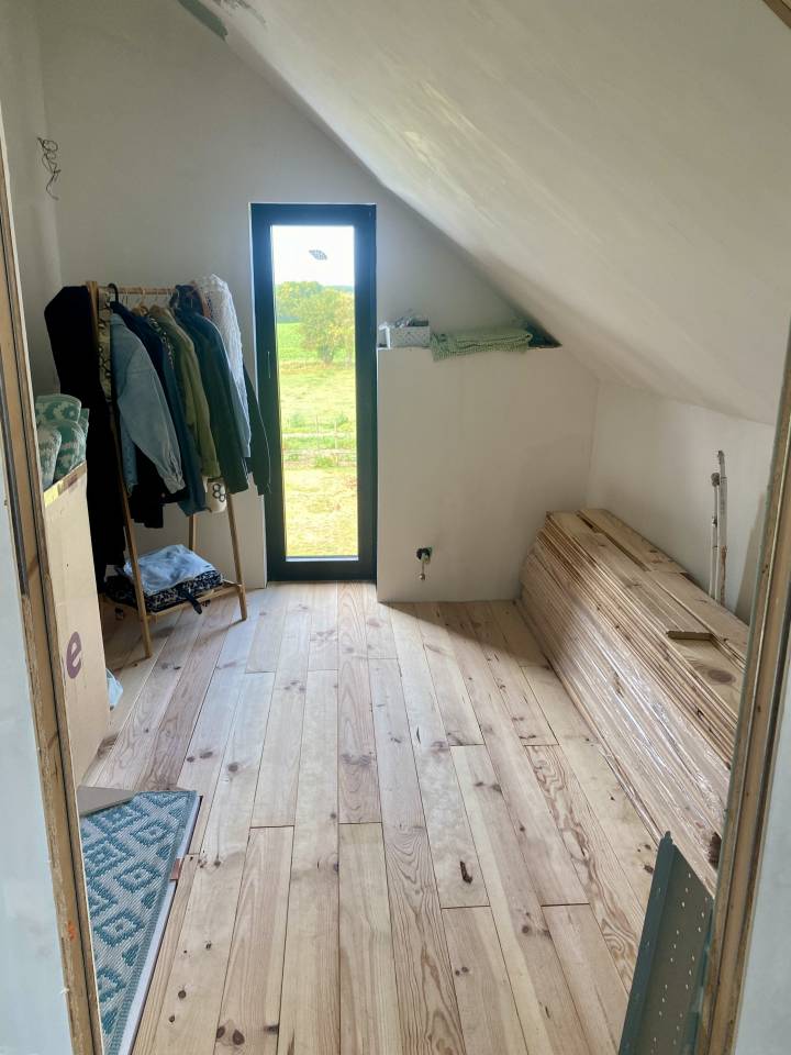 Fermette sur 88 Ares, boxes, paddock et prairie.