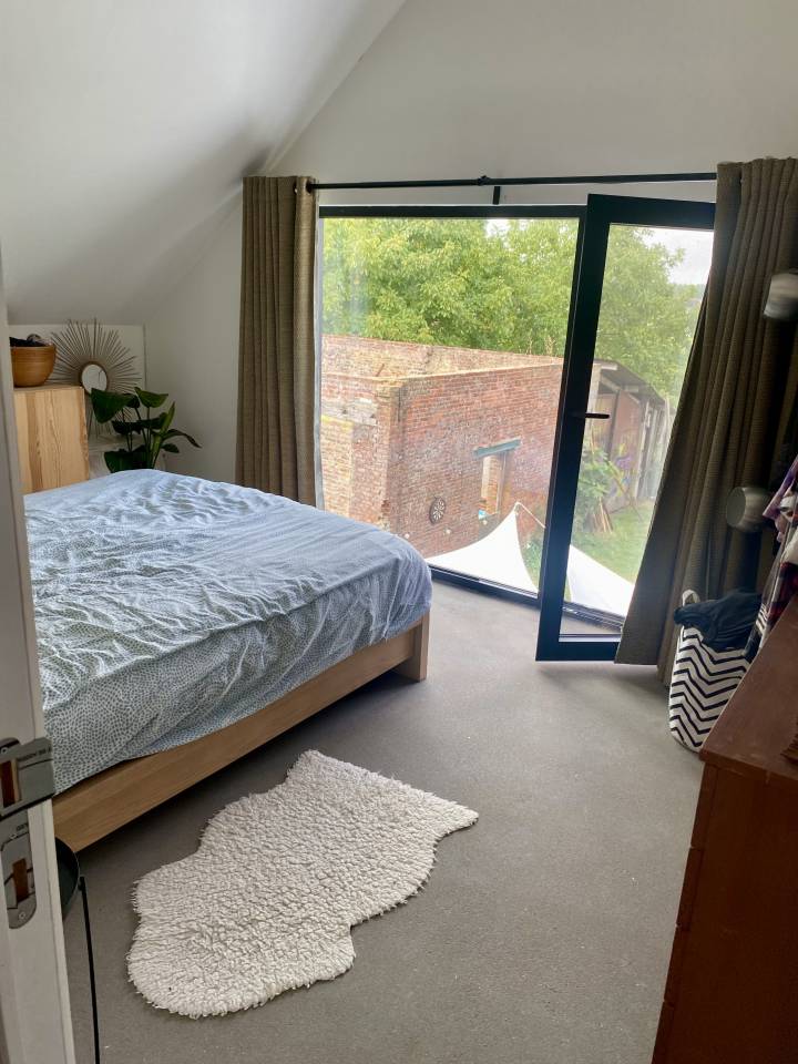 Fermette sur 88 Ares, boxes, paddock et prairie.