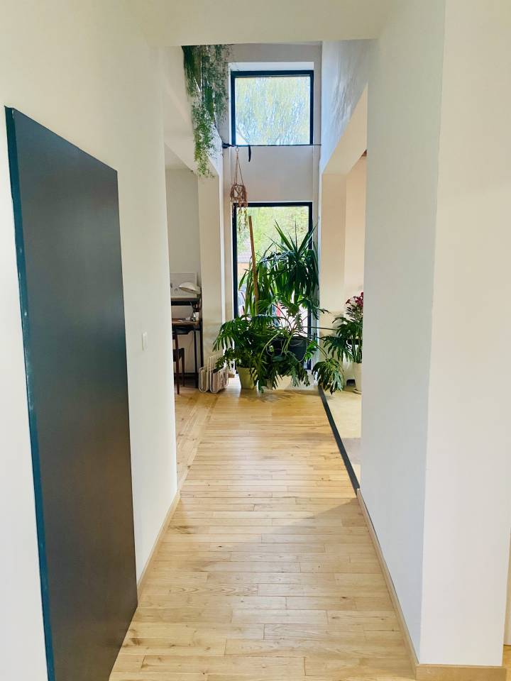 Fermette sur 88 Ares, boxes, paddock et prairie.