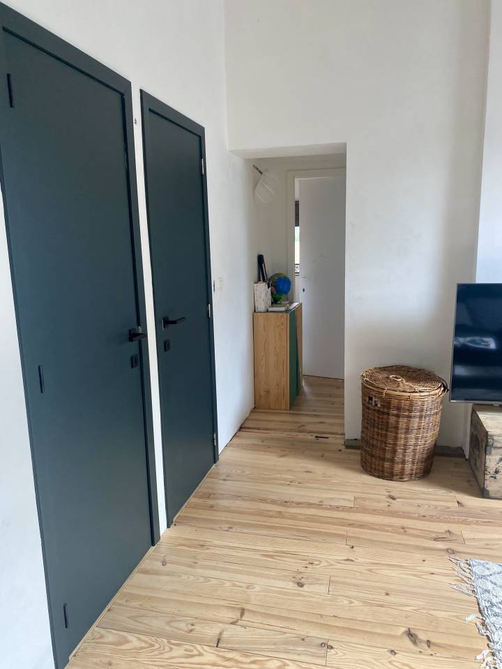 Fermette sur 88 Ares, boxes, paddock et prairie.