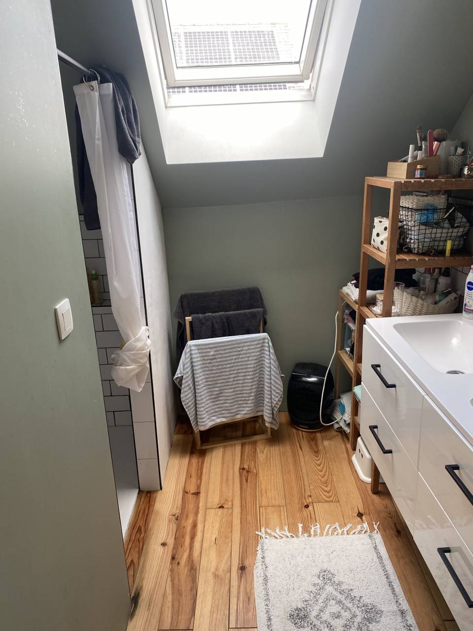 Fermette sur 88 Ares, boxes, paddock et prairie.