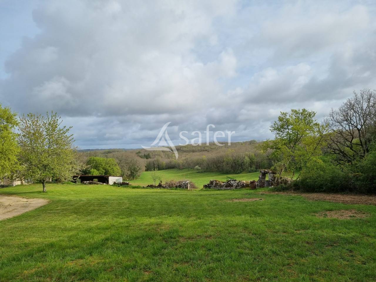 Domaine de caract&egrave;re sur 44 ha Est du Lot proche Dordogne