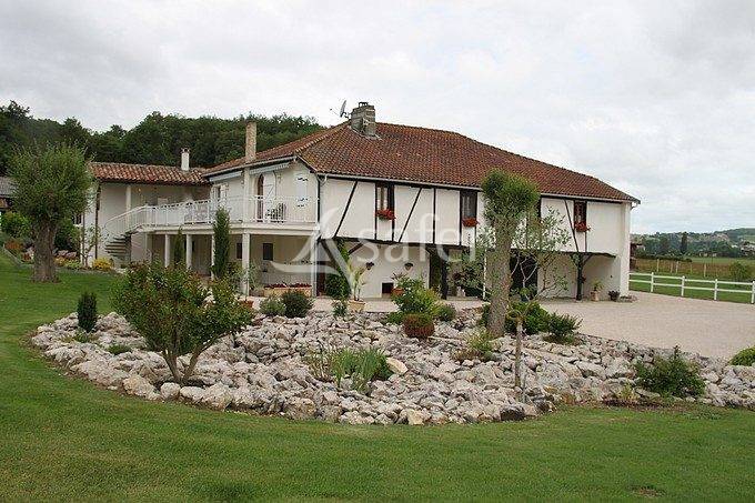 G&icirc;te rural avec d&eacute;pendances agricoles, rond de longe et piscin
