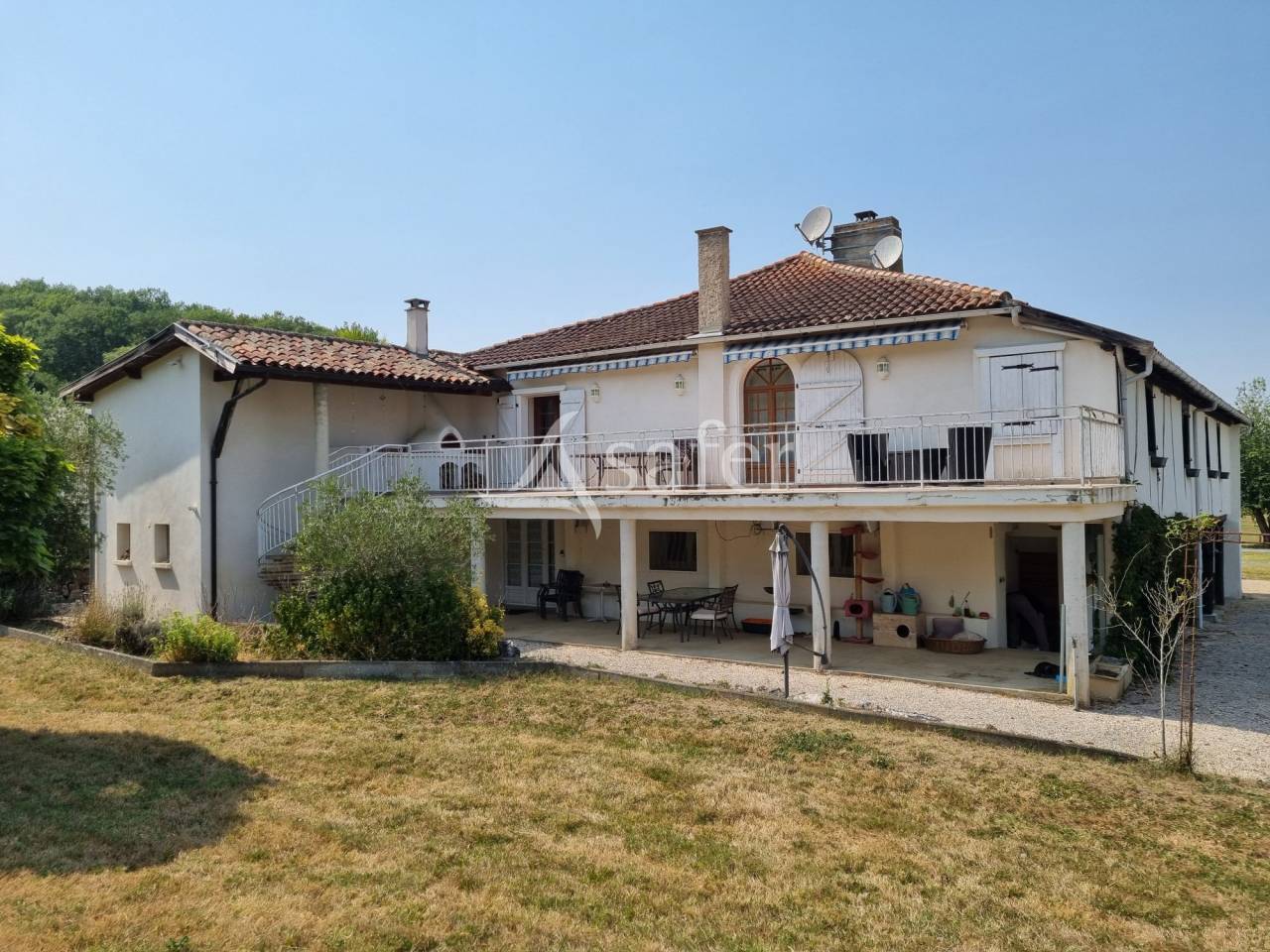 G&icirc;te rural avec d&eacute;pendances agricoles, rond de longe et piscin