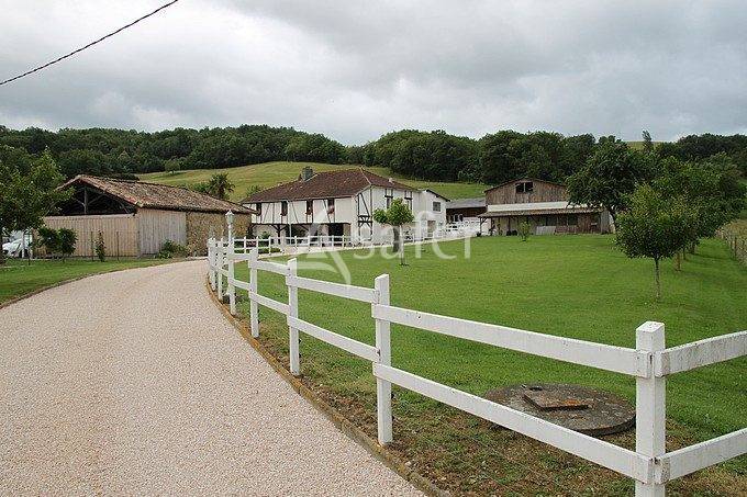 G&icirc;te rural avec d&eacute;pendances agricoles, rond de longe et piscin