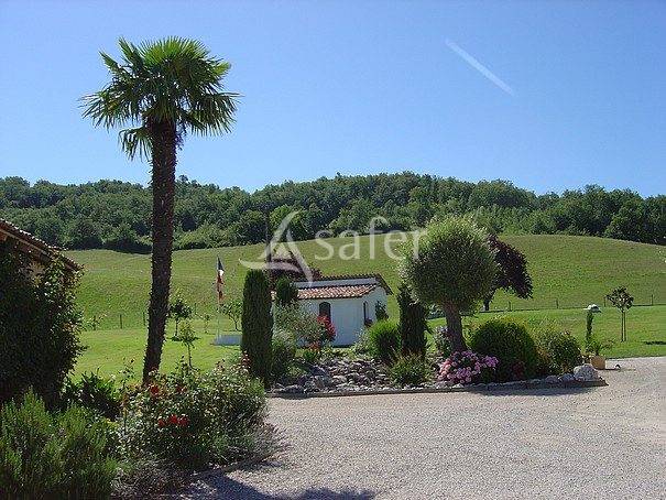 G&icirc;te rural avec d&eacute;pendances agricoles, rond de longe et piscin