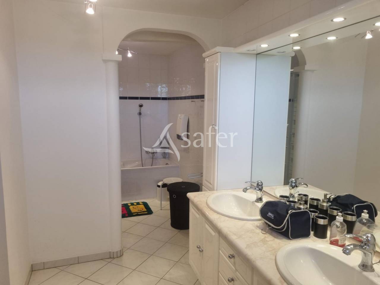 G&icirc;te rural avec d&eacute;pendances agricoles, rond de longe et piscin