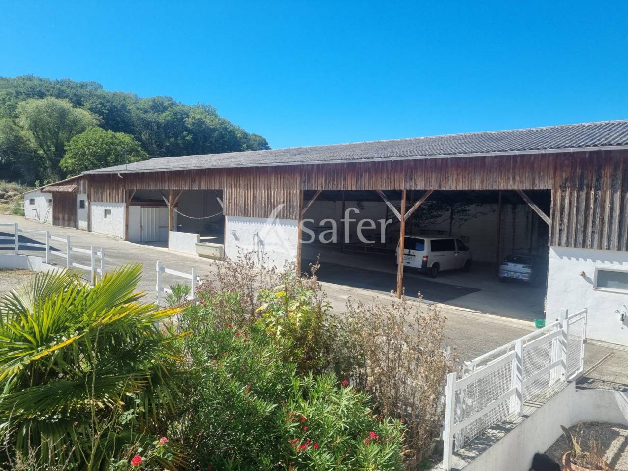 G&icirc;te rural avec d&eacute;pendances agricoles, rond de longe et piscin