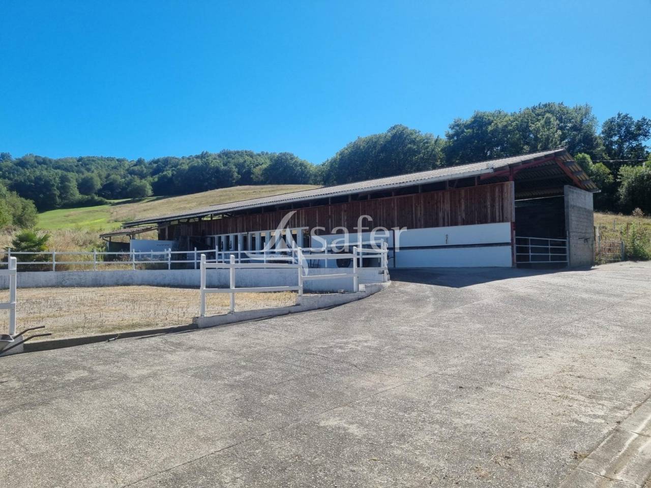 G&icirc;te rural avec d&eacute;pendances agricoles, rond de longe et piscin