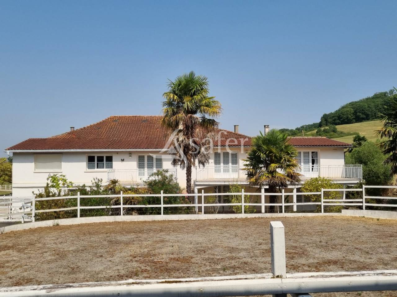 G&icirc;te rural avec d&eacute;pendances agricoles, rond de longe et piscin