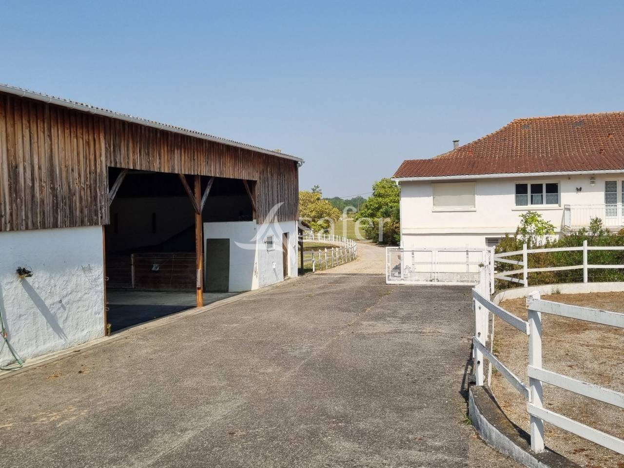 G&icirc;te rural avec d&eacute;pendances agricoles, rond de longe et piscin