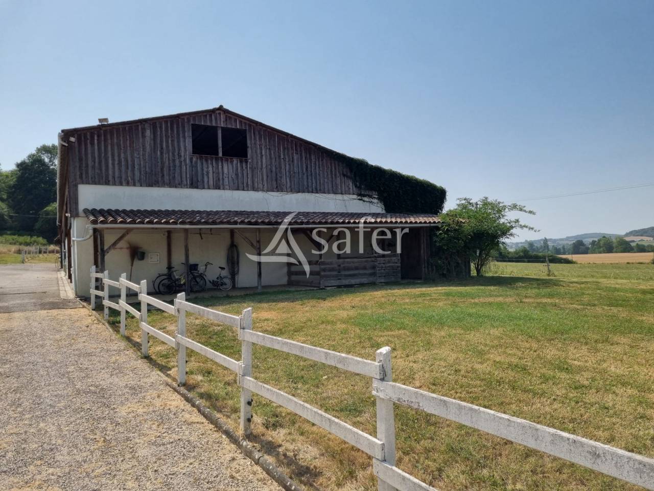 G&icirc;te rural avec d&eacute;pendances agricoles, rond de longe et piscin