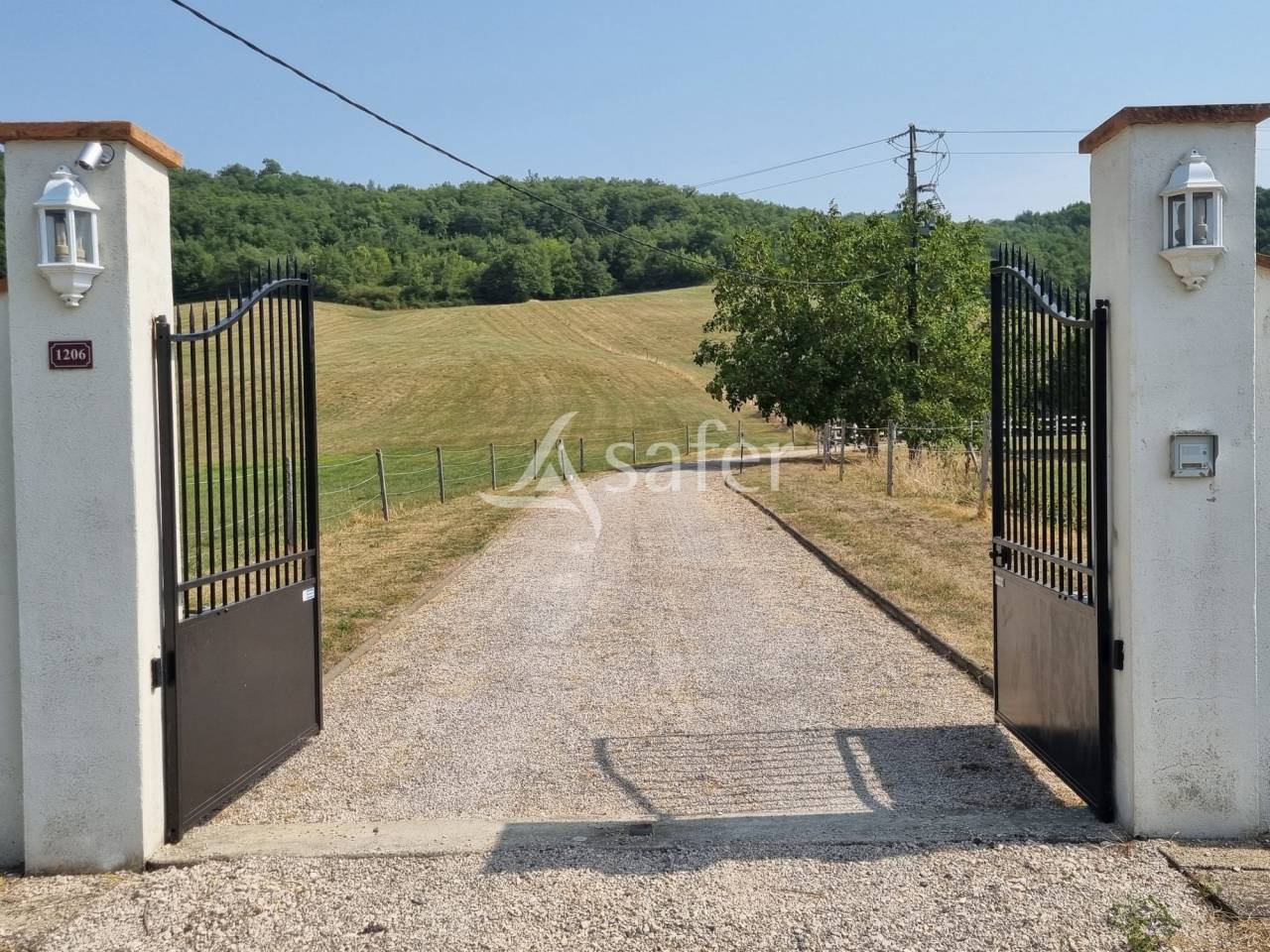 G&icirc;te rural avec d&eacute;pendances agricoles, rond de longe et piscin