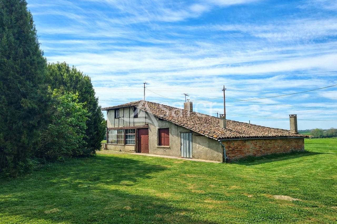 Ancienne ferme 151 m&sup2; habitable avec d&eacute;pendances sur 7 ha sect