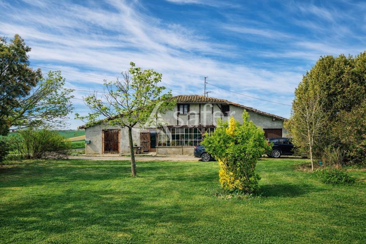 Ancienne ferme 151 m&sup2; habitable avec d&eacute;pendances sur 7 ha sect