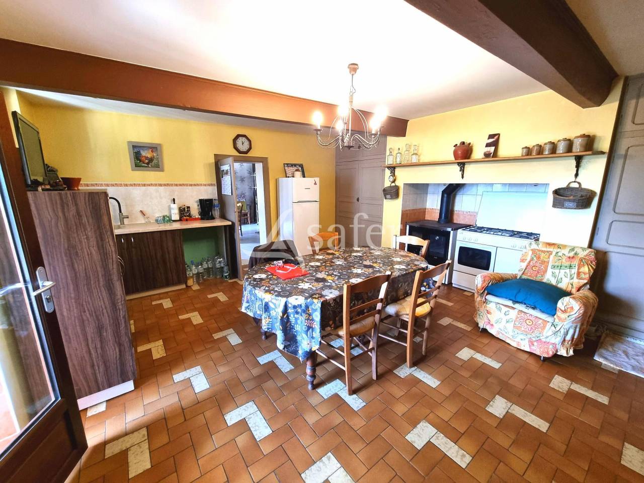 Ancienne ferme 151 m&sup2; habitable avec d&eacute;pendances sur 7 ha sect