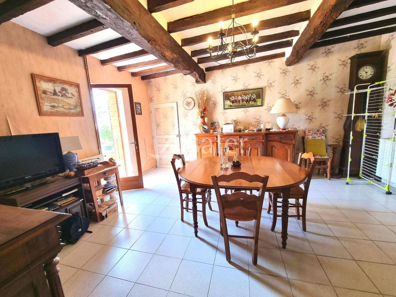 Ancienne ferme 151 m&sup2; habitable avec d&eacute;pendances sur 7 ha sect