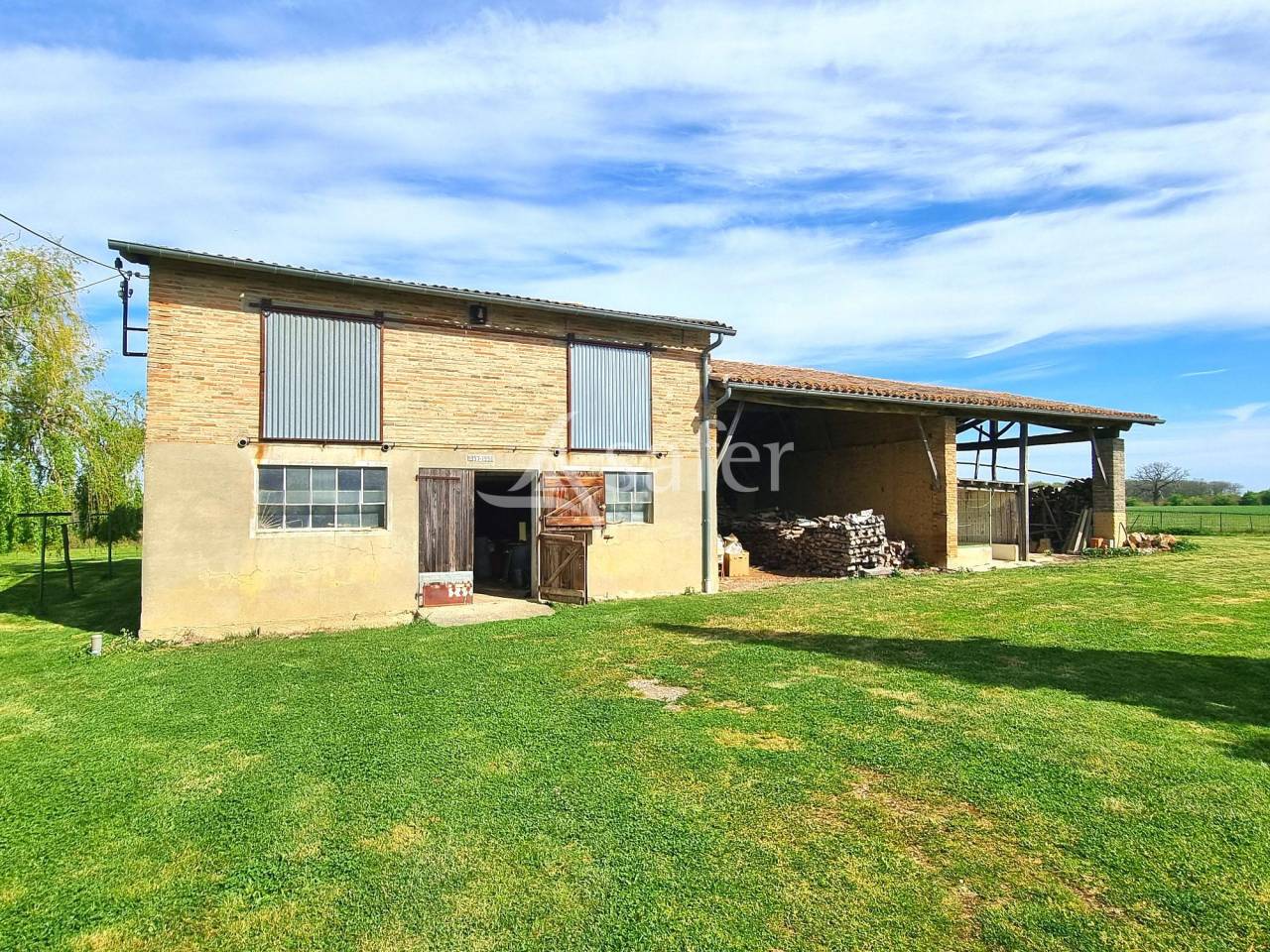 Ancienne ferme 151 m&sup2; habitable avec d&eacute;pendances sur 7 ha sect