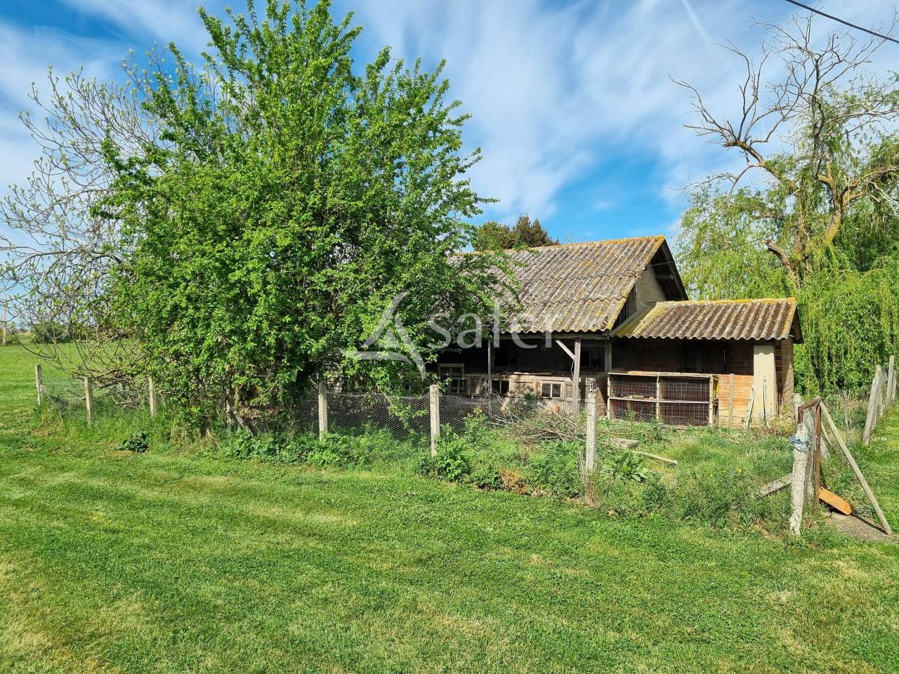 Ancienne ferme 151 m&sup2; habitable avec d&eacute;pendances sur 7 ha sect