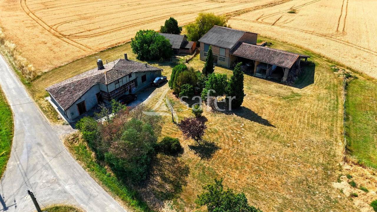Ancienne ferme 151 m&sup2; habitable avec d&eacute;pendances sur 7 ha sect
