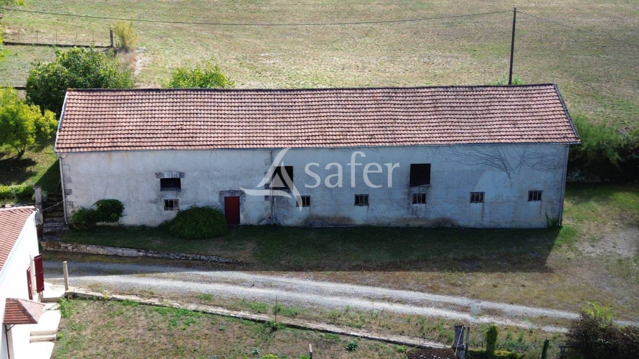 Propriété bâtie sur 28ha proche Brantôme