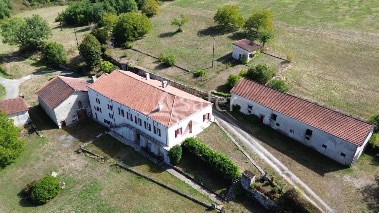 Propriété bâtie sur 28ha proche Brantôme