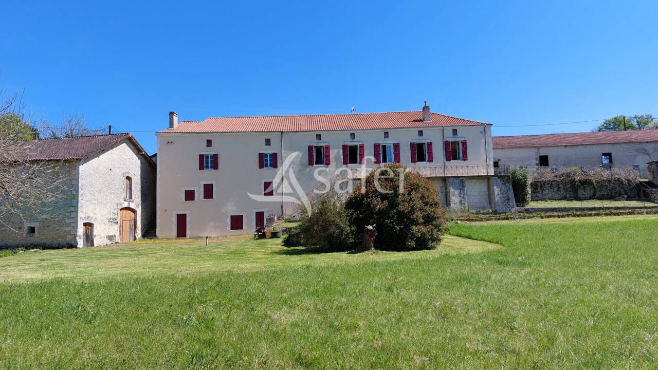 Propriété bâtie sur 28ha proche Brantôme