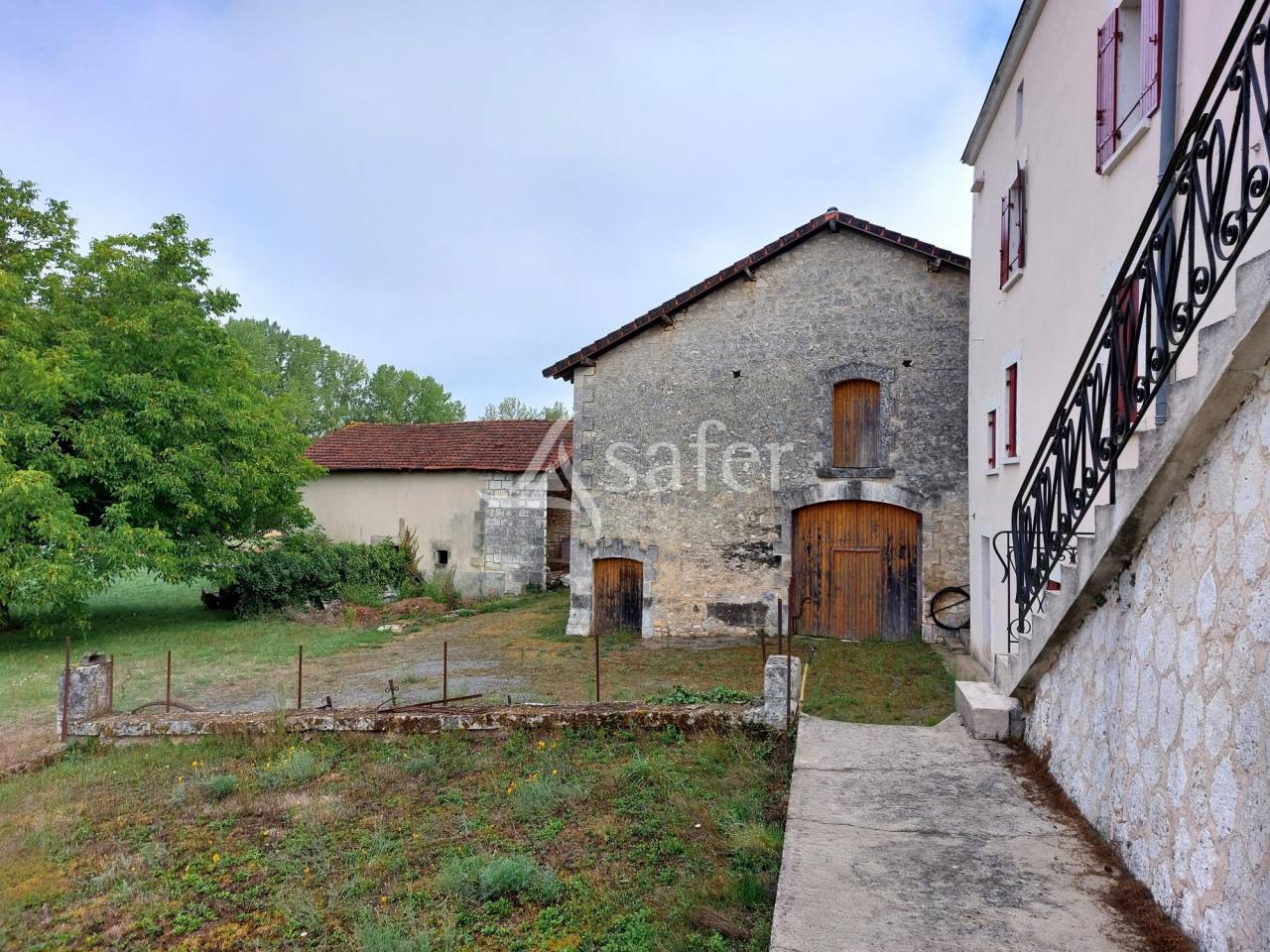 Propriété bâtie sur 28ha proche Brantôme