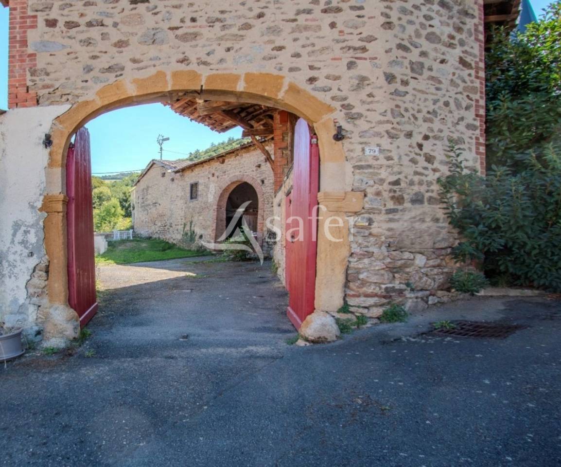 FERME TRADITIONNELLE EN PIERRE - MONTROMANT