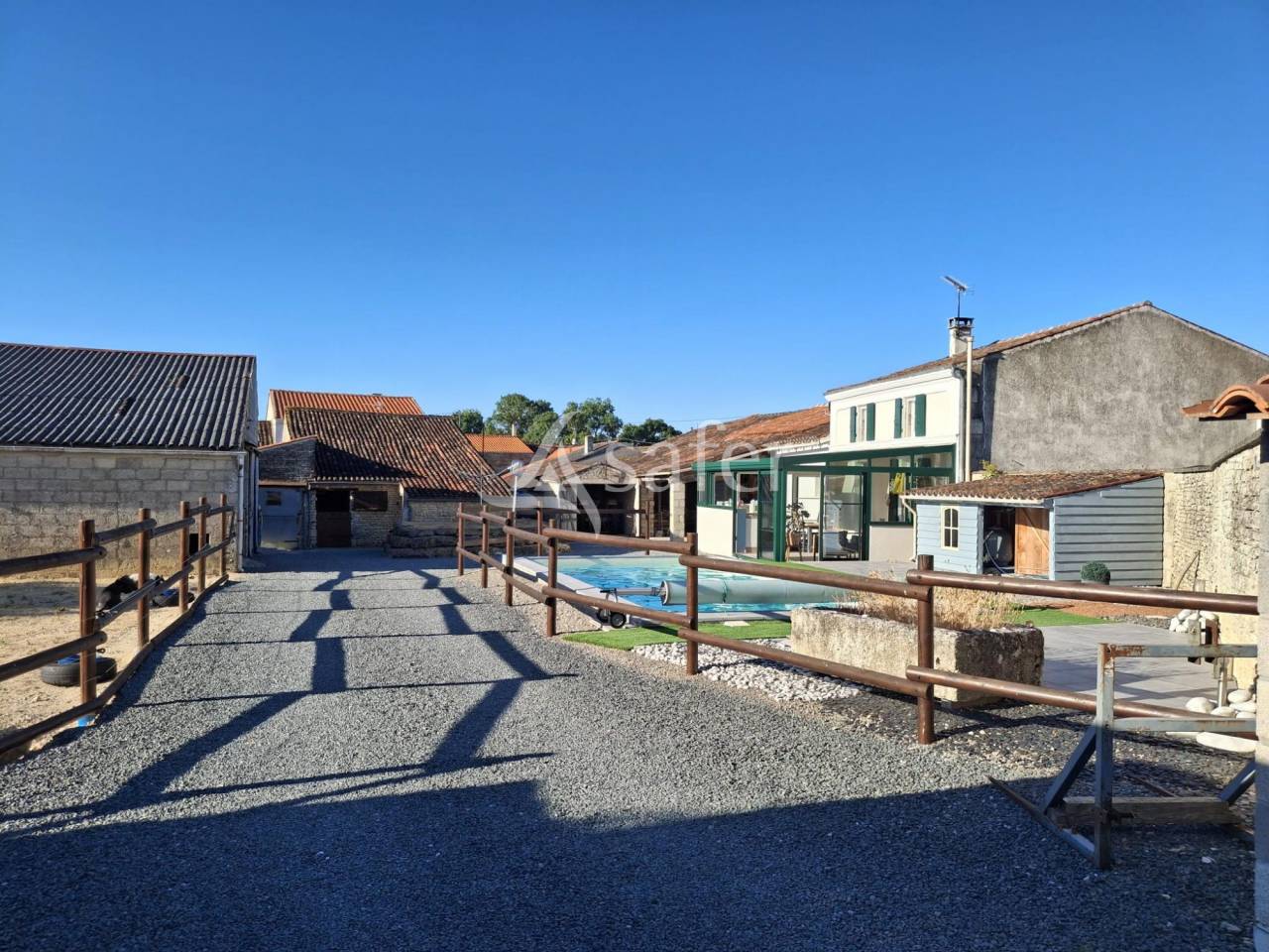 Propriété rurale disposant d'1ha 8 de prés à proximité.