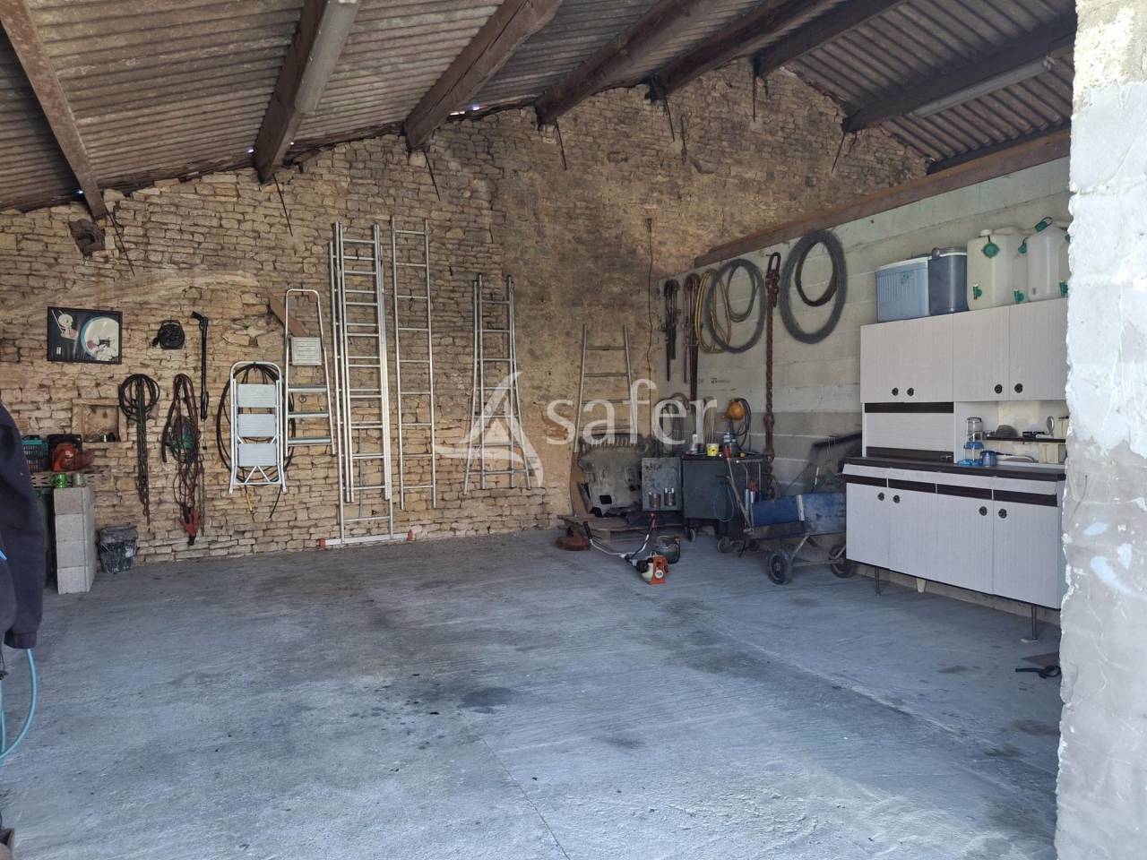 Propriété rurale disposant d'1ha 8 de prés à proximité.