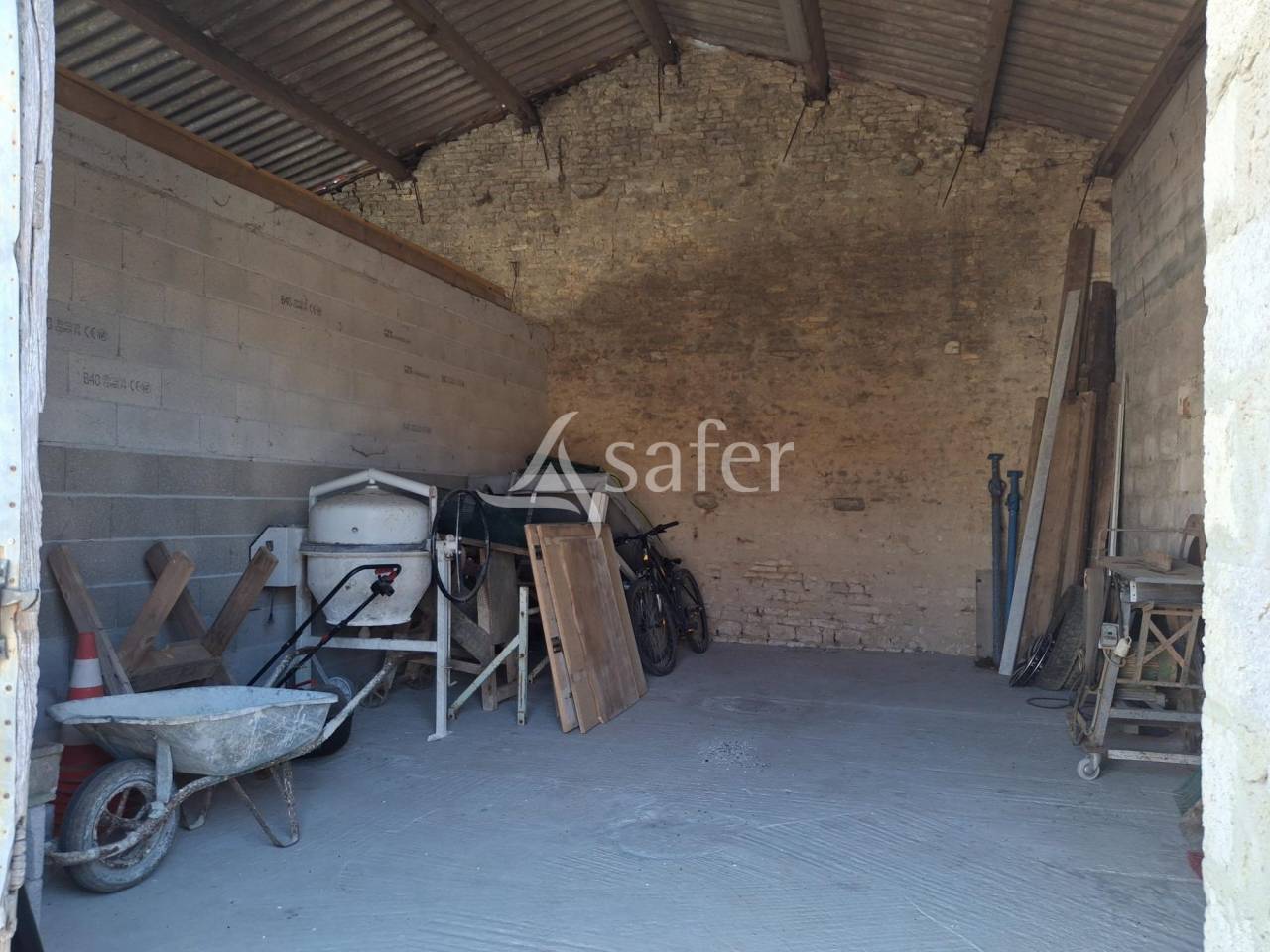 Propriété rurale disposant d'1ha 8 de prés à proximité.