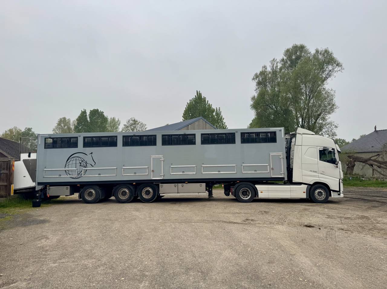 Semi-remorque chevaux 19 places en stalle