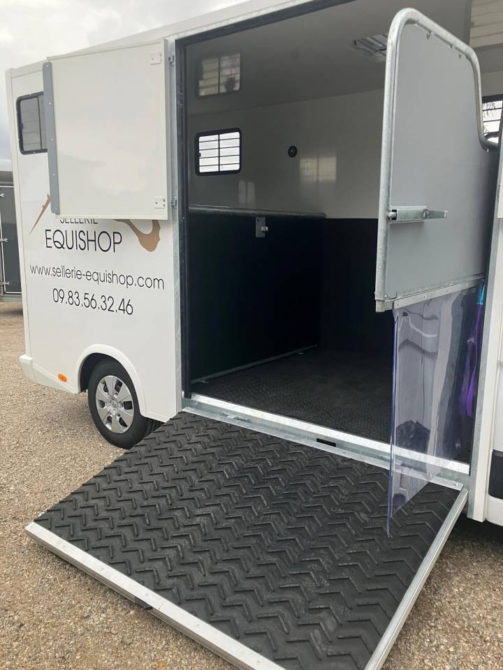 Location Camion Chevaux LYON 69 (DARDILLY)