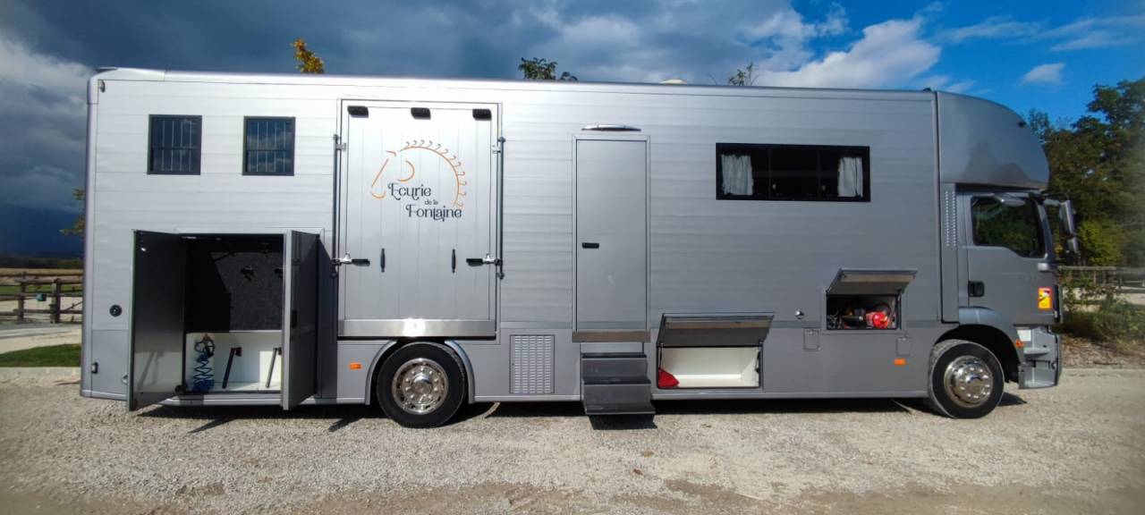 Camion MAN - TGM - pour 5 chevaux avec appartement 