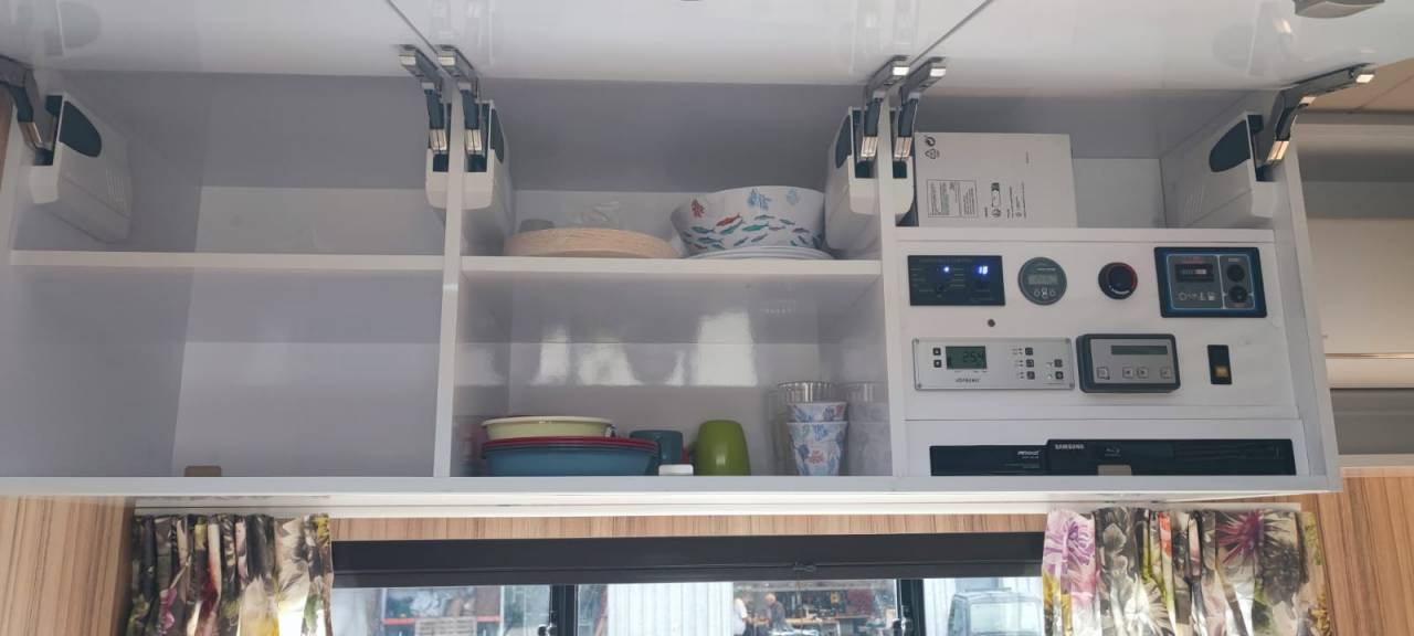 Camion MAN - TGM - pour 5 chevaux avec appartement 