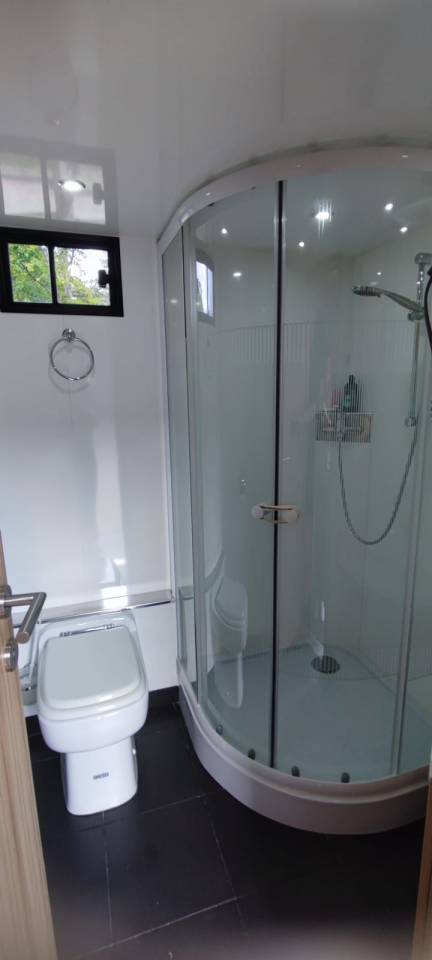 Camion MAN - TGM - pour 5 chevaux avec appartement 